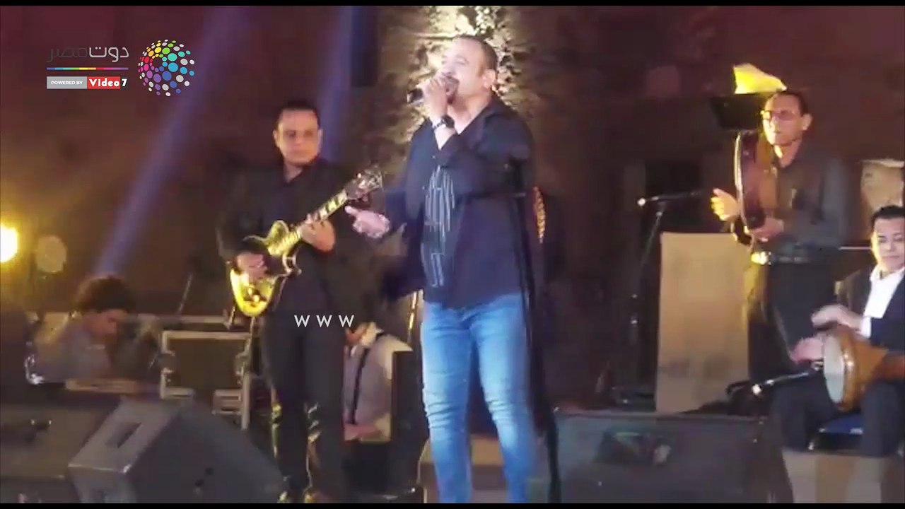 هشام عباس يشعل الليلة الرابعة عشر فى مهرجان القلعة بأغانى التسعينات