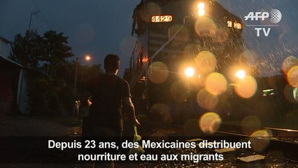 Des mexicaines nourrissent des migrants qui fuient sur "La Bête"