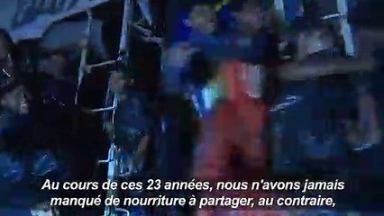 Des mexicaines nourrissent des migrants qui fuient sur "La Bête"