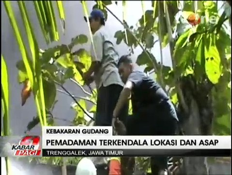 Sebuah Gudang Penyimpanan Barang Bekas Hangus Terbakar