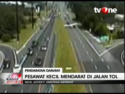 Pesawat Mendarat Darurat di Jalan Tol