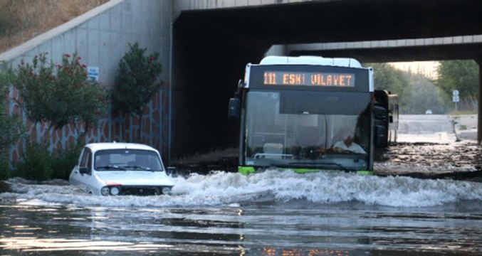 Adana'da Taşan Sulama Kanalı Sürücülerin Kabusu Oldu! Karayolu Kapatıldı, Araçlar Mahsur Kaldı