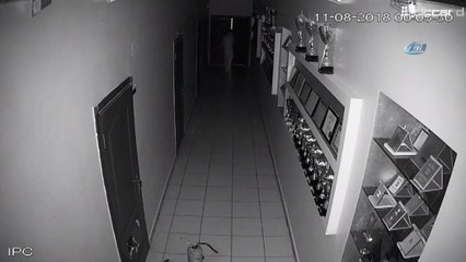 Okula girdi, kapıları kırdı... Şifresini çözemediği bilgisayarların parçalarını böyle çaldı