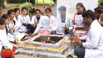 Video herunterladen: Atal Bihari Vajpayee के लिए Students ने Gwalior में किया हवन, मांगी दुआएं । वनइंडिया हिंदी