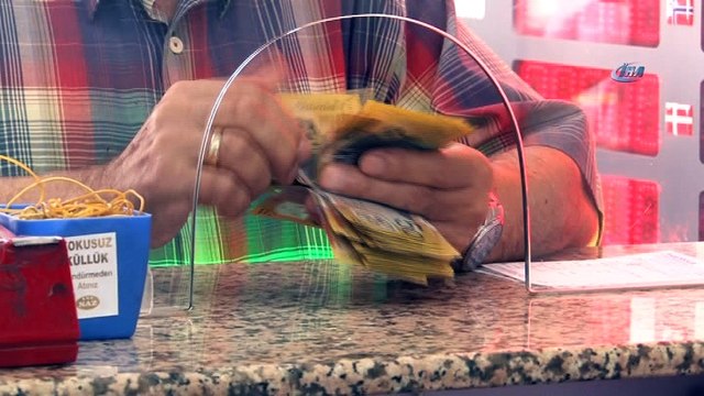 Döviz büroları Türk Lirası yetiştirmekte zorlanıyor