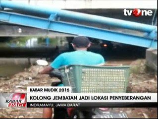 Kolong Jembatan Jadi Lokasi Penyebrangan