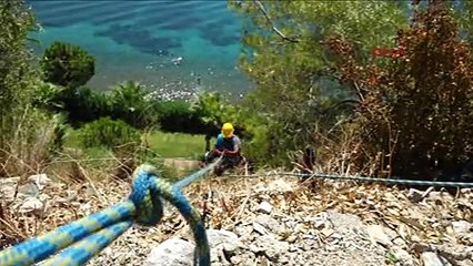 Muğla'da temizlik işçileri uçurumda çöp topladı