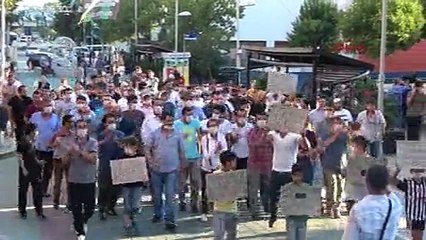 Çöp kokusundan şikayetçi olan mahalleliler belediyeyi maske takarak protesto etti