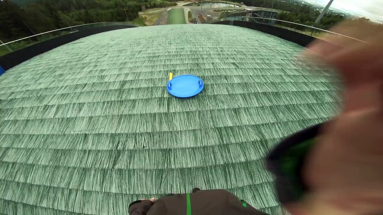 Descendre une piste de saut à ski en luge