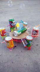 Jouet fait main avec des canettes