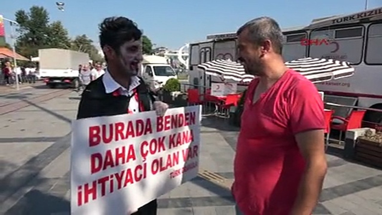 Kan bağışına dikkat çekmek için Drakula oldu