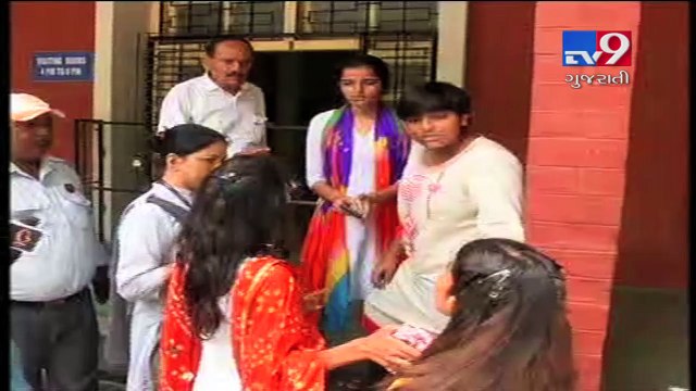 Vadodara : Worm found in mess food of MS university girls hostel, photo goes viral- Tv9 Gujarati