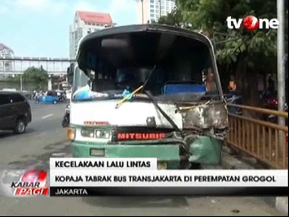 Kopaja Tabrak Bus Transjakarta di Perempatan Grogol