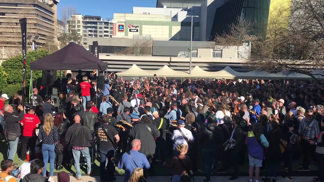 457 guitaristes jouent Highway to Hell de AC/DC et battent un nouveau record du monde