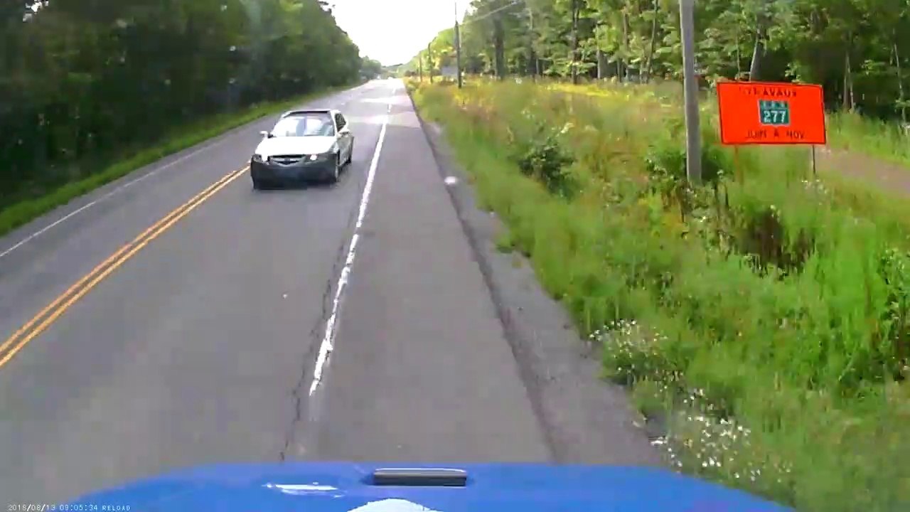 Il évite la collision frontale au dernier moment... Joli reflexe