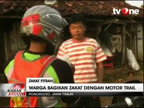 Bagikan Zakat Fitrah dengan Motor Trail