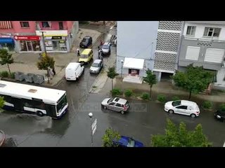Pa Koment - Shtrëngata shiu, rrugët e Durrësit pushtohen nga ujërat e zeza