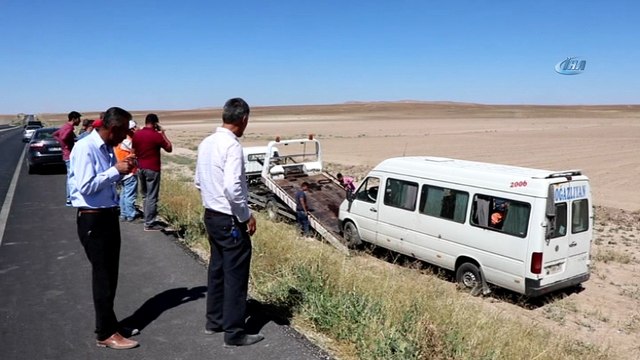 Lastiği patlayan yolcu minibüsü şarampole yuvarlandı: 17 yaralı