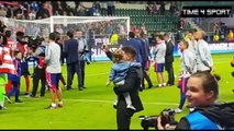 Diego Simeone tanzt nach Gewinn des UEFA Supercup 2018 mit Tochter auf dem Rasen