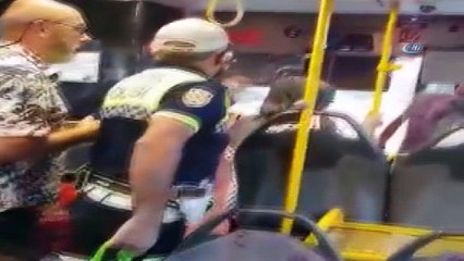 Polis bacağını ısıran köpeğe ateş etti, vatandaşlar böyle tepki gösterdi