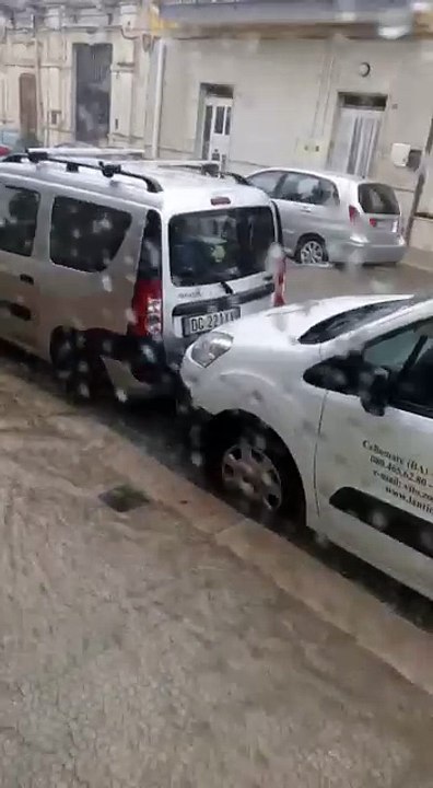 Allagamenti nel barese: strade completamente sommerse dall'acqua, furgone parcheggiato "tampona" da solo altro furgone a causa della forza della pioggia