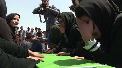 الأفغان يدفنون ضحايا الهجوم الانتحاري على مركز تعليمي غرب كابول