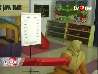 Murid TK Belajar Seni Kaligrafi dengan Buah Kurma