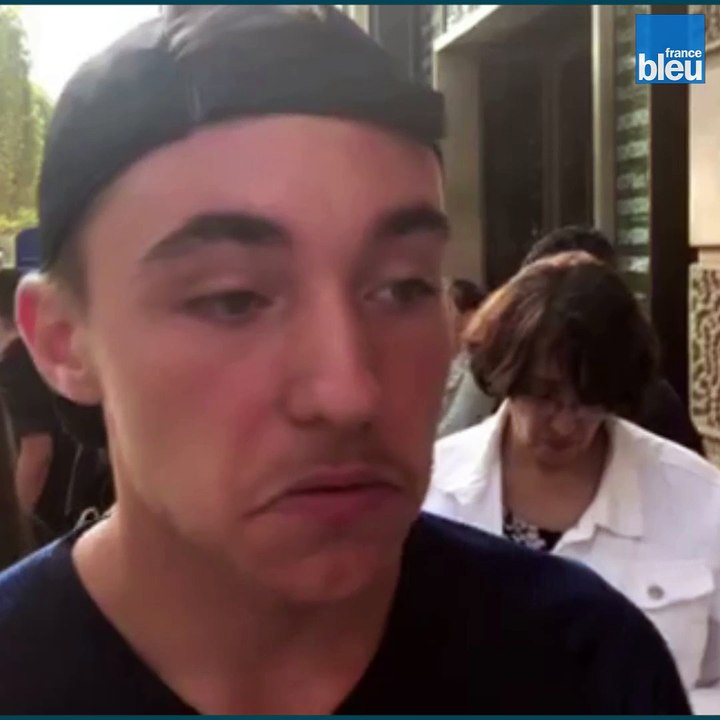 Les supporters de l'Equipe de France devant la boutique Nike pour le maillot à deux étoiles