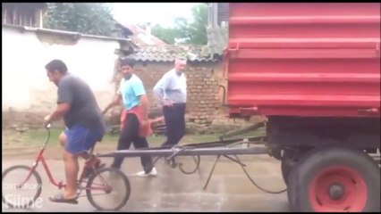 Radfahrer ziehen Anhänger