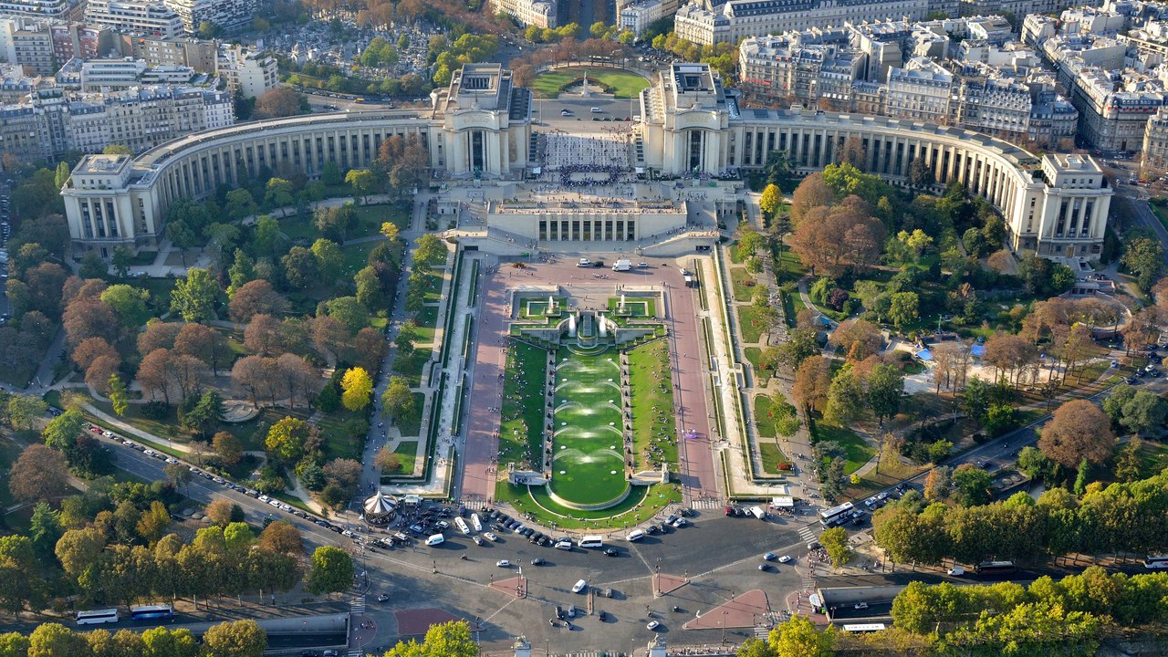 Paris au mois d'août (Trocadéro) 4K-HEVC