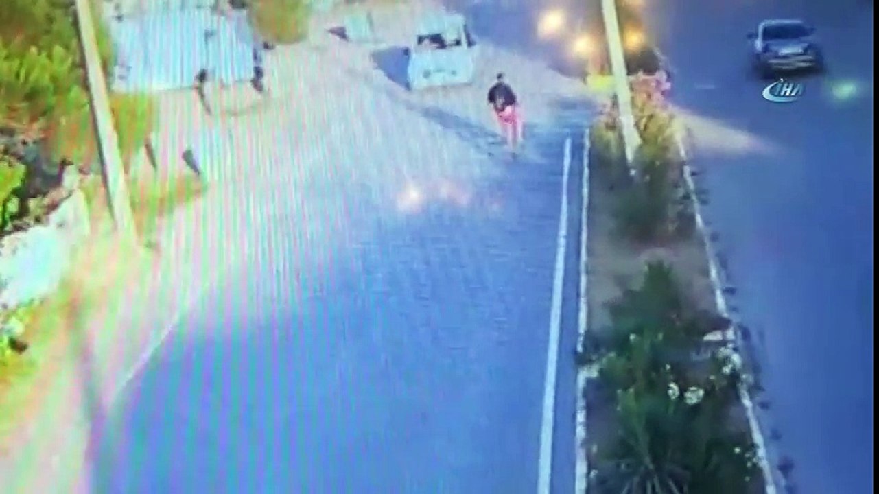 Elinde Telefonla Bisiklet Süren Adam Ölümden Döndü