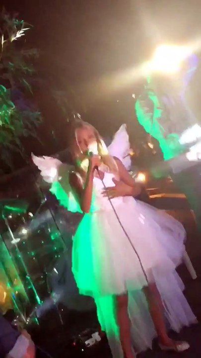Motra e vogël e Adelina Tahirit këndoi live mbrëmë në "Baby Shower"