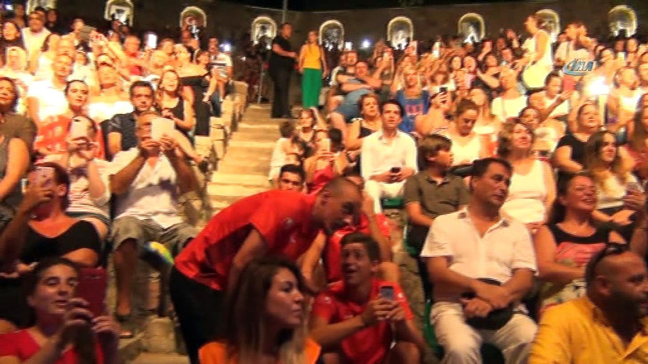 Koray Avcı, Balıkesir'de sevenleriyle bir araya geldi