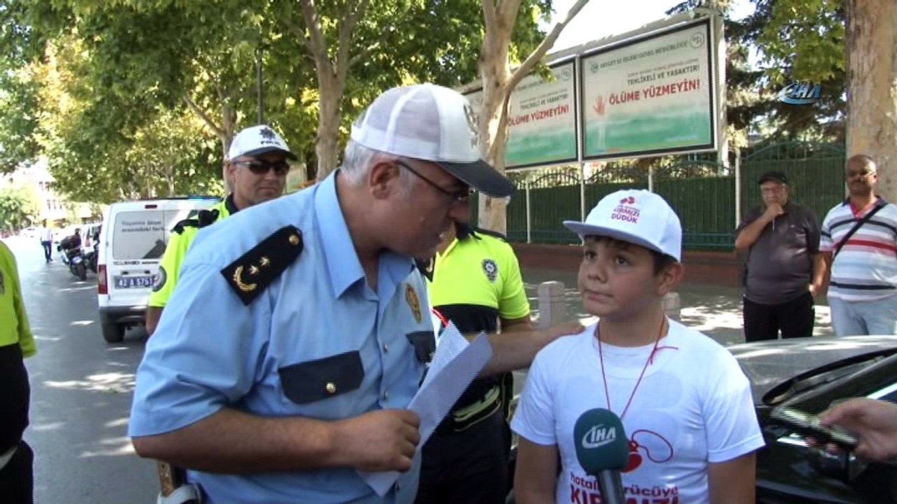 Çocuklar kırmızı düdükle trafik polisi oldu