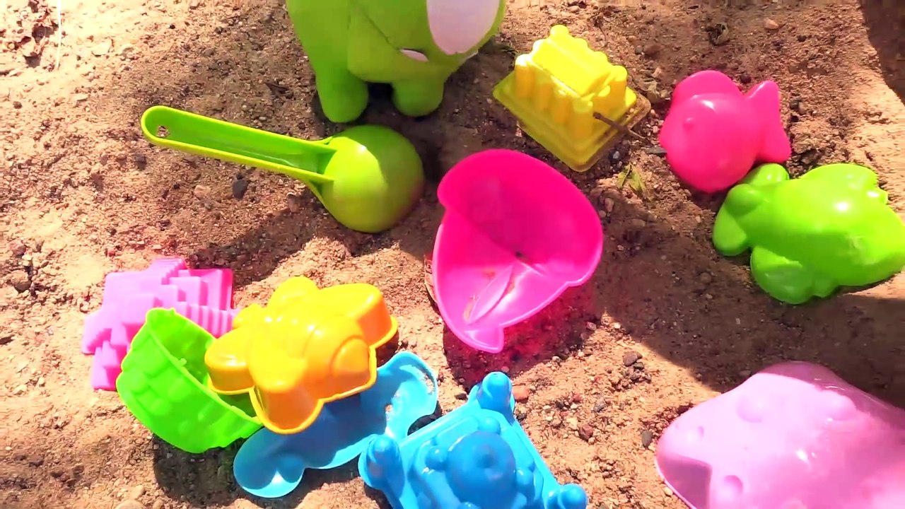 Om Nom baut eine Sandburg. Spielzeugvideo für Kinder