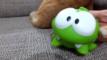 Om Nom Spielzeug und der Kater. Videos für Kinder