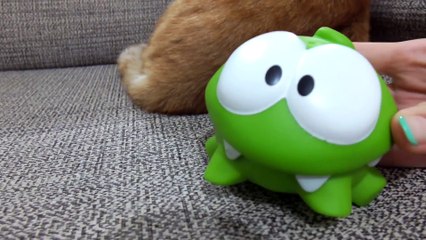 Om Nom Spielzeug und der Kater. Videos für Kinder