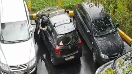 Papy sort sa voiture d'un parking