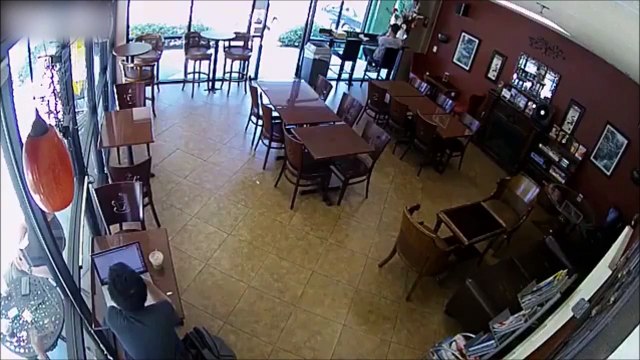 Il se fait voler son ordinateur alors qu'il bosse dessus dans un café