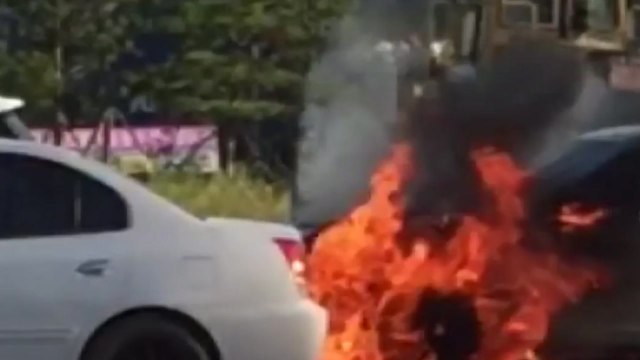 주차돼 있던 차에 불...다친 사람 없어 / YTN