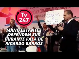 Manifestantes defendem SUS durante fala de Ricardo Barros