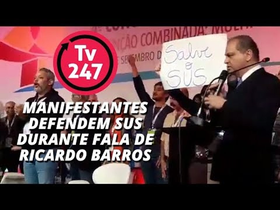 Manifestantes defendem SUS durante fala de Ricardo Barros
