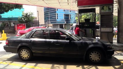 Venezolanos temen alza de precio de combustibles