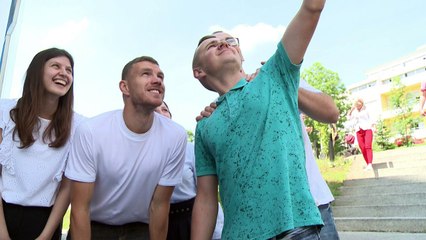 Perucas Sob Medida para Crianças Bósnias com Câncer 🎗️