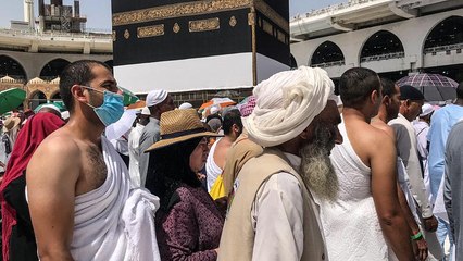 آلاف الحجاج يؤدون الطواف حول الكعبة قبل بدء موسم الحج