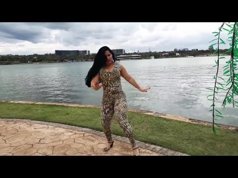 رقص سيدة من العيار الثقيل في الشارع على ايقاع شعبي روعة