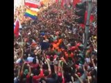 O instante em que Lula é carregado nos braços do povo