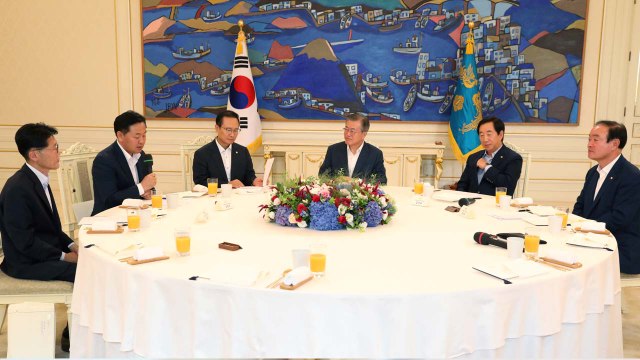 文 대통령-5당 원내대표 오찬 회동 이모저모 / YTN