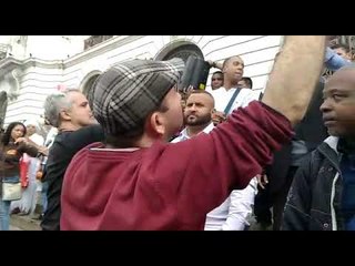 Manifestantes pedem Fora Crivella na Câmara do Rio