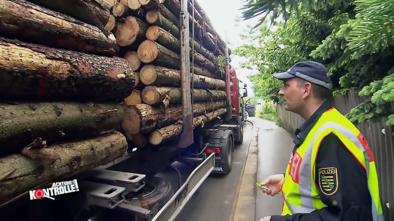 Holzlaster überladen: Jetzt muss er 5 Tonnen abladen! | Achtung Kontrolle | kabel eins